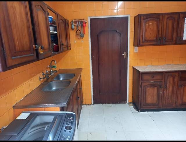 2 BEDROOM HOUSE FOR SALE IN BEZUIDENHOUT VALLEY